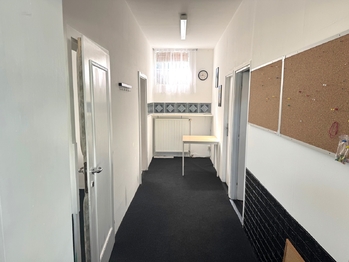 chodba - Pronájem obchodních prostor 400 m², Praha 9 - Újezd nad Lesy