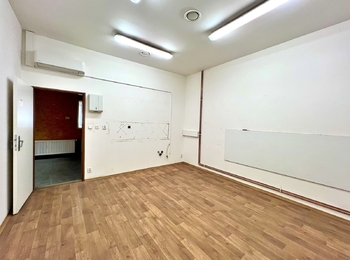 hala E zadní  - kuchyňka - Pronájem výrobních prostor 6500 m², Horní Jiřetín