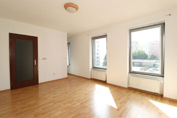 Obývací pokoj - Pronájem bytu 1+kk v osobním vlastnictví 30 m², Kolín