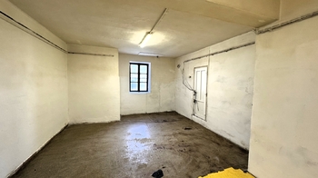 potenciální místo pro prodejnu - Pronájem výrobních prostor 159 m², Mšeno