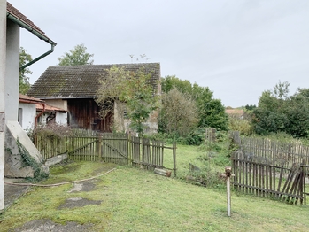 zahrada a pohled na stodolu - Prodej domu 80 m², Hřebečníky