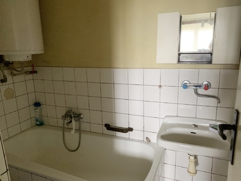koupelna s vanou  - Prodej domu 80 m², Hřebečníky