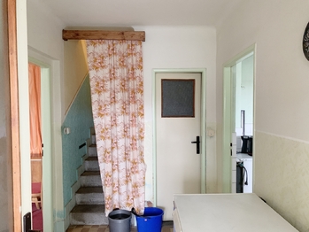 schodiště do patra - Prodej domu 80 m², Hřebečníky