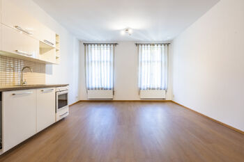 Obývací pokoj s kuchyňským koutem - Pronájem bytu 2+kk v osobním vlastnictví 47 m², Praha 5 - Košíře
