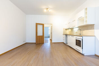 Obývací pokoj s kuchyňským koutem - Pronájem bytu 2+kk v osobním vlastnictví 47 m², Praha 5 - Košíře
