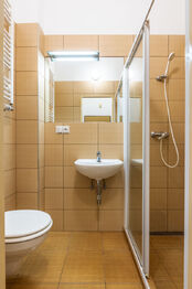 Koupelna s WC - Pronájem bytu 2+kk v osobním vlastnictví 47 m², Praha 5 - Košíře