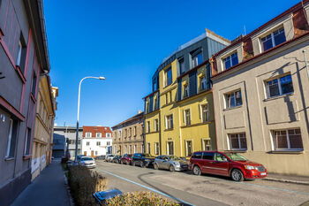 Pohled na dům - Pronájem bytu 2+kk v osobním vlastnictví 47 m², Praha 5 - Košíře