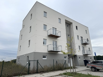 pohled na dům - Pronájem bytu 2+kk v osobním vlastnictví 38 m², Zbůch