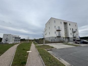 pohled na dům a okolí - Pronájem bytu 2+kk v osobním vlastnictví 38 m², Zbůch