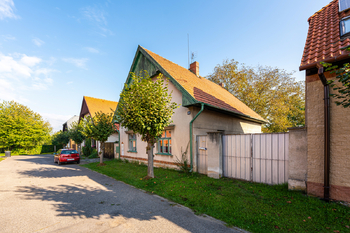 Pohled na dům s ulice - Prodej domu 150 m², Veltrusy 