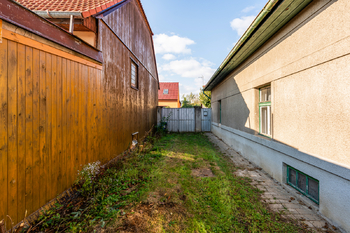 Brána a vstup na pozemek - Prodej domu 150 m², Veltrusy