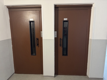 dva výtahy - Pronájem bytu 2+kk v osobním vlastnictví 44 m², Praha 10 - Horní Měcholupy