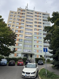 pohled na dům - Pronájem bytu 2+kk v osobním vlastnictví 44 m², Praha 10 - Horní Měcholupy