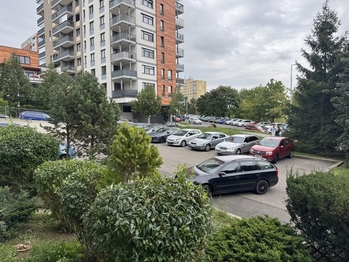 parkoviště těsně u domu - Pronájem bytu 2+kk v osobním vlastnictví 44 m², Praha 10 - Horní Měcholupy