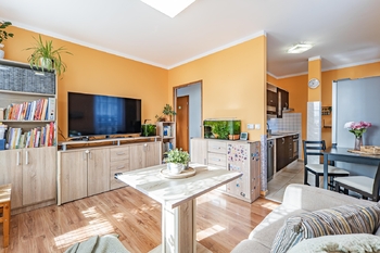 Obývací pokoj + pohled do kuchyně. - Prodej bytu 2+kk v osobním vlastnictví 43 m², Pelhřimov