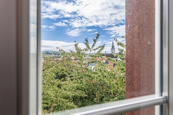 Výhled z okna. - Prodej bytu 2+kk v osobním vlastnictví 43 m², Pelhřimov