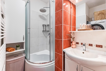 Koupelna. - Prodej bytu 2+kk v osobním vlastnictví 43 m², Pelhřimov