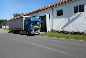 Nakládání v hale. - Pronájem jiných prostor 950 m², Hluboká nad Vltavou