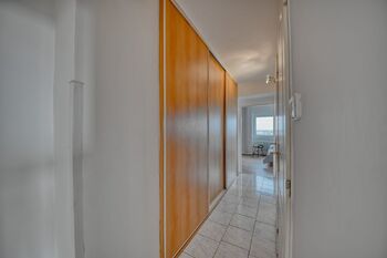 Chodba s věstavěnou skříní - Prodej bytu 3+1 v osobním vlastnictví 71 m², Poděbrady