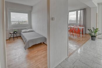 Ložnice a obývací pokoj - Prodej bytu 3+1 v osobním vlastnictví 71 m², Poděbrady