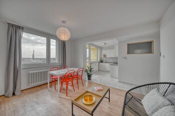 Obývací pokoj a kuchyně - Prodej bytu 3+1 v osobním vlastnictví 71 m², Poděbrady 