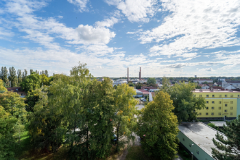 Výhled z obývacího pokoje - Prodej bytu 3+1 v osobním vlastnictví 71 m², Poděbrady
