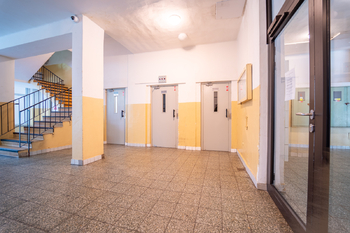 Vstupní prostor domu se třemi výtahy - Prodej bytu 3+1 v osobním vlastnictví 71 m², Poděbrady