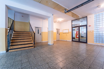 Vstupní prostor domu se třemi výtahy - Prodej bytu 3+1 v osobním vlastnictví 71 m², Poděbrady