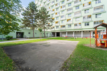 Pohled na dům  - Prodej bytu 3+1 v osobním vlastnictví 71 m², Poděbrady