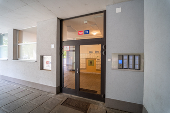 Vstup do domu - Prodej bytu 3+1 v osobním vlastnictví 71 m², Poděbrady