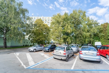 Pohled na parkovací místa a dům - Prodej bytu 3+1 v osobním vlastnictví 71 m², Poděbrady