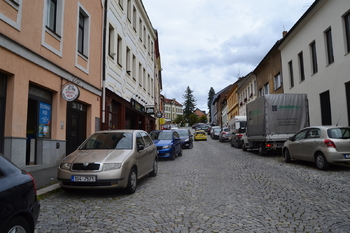 Ulice před vchodem do domu - Pronájem bytu 1+kk v osobním vlastnictví 34 m², Příbram 