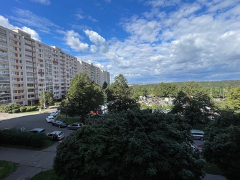 Výhled z ložnice - Prodej bytu 3+1 v osobním vlastnictví 78 m², Praha 4 - Háje