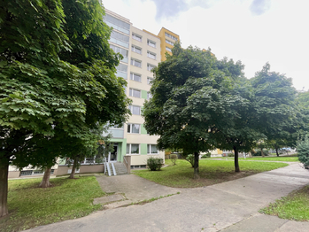 Pohled na dům z ulice Plickova - Prodej bytu 3+1 v osobním vlastnictví 78 m², Praha 4 - Háje