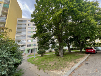 Pohled na dům z ulice Kropáčkova - Prodej bytu 3+1 v osobním vlastnictví 78 m², Praha 4 - Háje