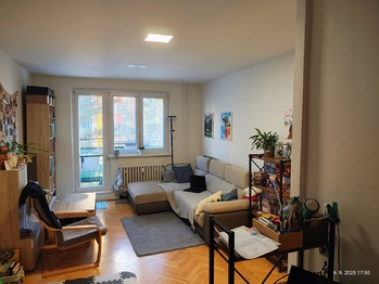 Obývací pokoj s balkónem - Pronájem bytu 2+1 v osobním vlastnictví 53 m², Brno 