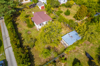 Pohled na chatu z dronu - Prodej chaty / chalupy 58 m², Malé Kyšice