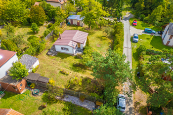 Pohled na chatu z dronu - Prodej chaty / chalupy 58 m², Malé Kyšice