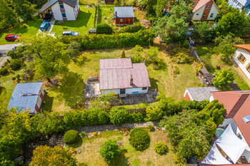 Pohled na chatu z dronu - Prodej chaty / chalupy 58 m², Malé Kyšice