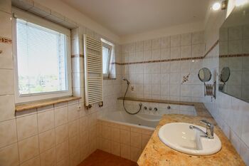 koupelna - Pronájem bytu 4+1 v osobním vlastnictví 130 m², České Budějovice