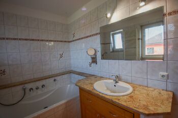 koupelna - Pronájem bytu 4+1 v osobním vlastnictví 130 m², České Budějovice