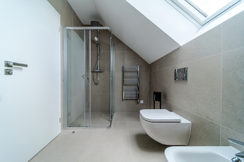 koupelna 2 NP - Prodej domu 151 m², Lysice