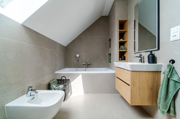 koupelna 2 NP - Prodej domu 151 m², Lysice