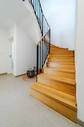 schodiště - Prodej domu 151 m², Lysice