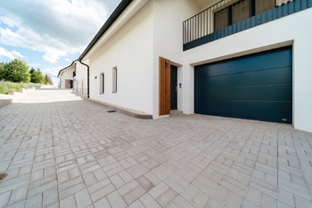 pohled na garáž a vstup do domu - Prodej domu 151 m², Lysice