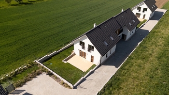 pohled z dronu foto 3 - Prodej domu 151 m², Lysice