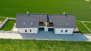 pohled z dronu foto 4 - Prodej domu 151 m², Lysice