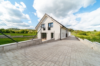 příjezd k RD foto 2 - Prodej domu 151 m², Lysice