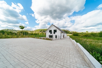 příjezd k RD foto 1 - Prodej domu 151 m², Lysice
