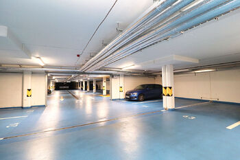 Garáže - Pronájem bytu 3+kk v osobním vlastnictví 68 m², Praha 8 - Libeň